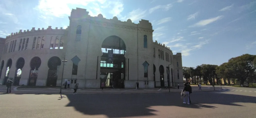 Fachada da Plaza de Toros Real de San Carlos com visitantes na entrada