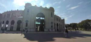 Fachada da Plaza de Toros Real de San Carlos com visitantes na entrada