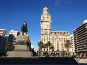 Plaza Independencia, primeira parada do roteiro de Montevideo em um dia, com a estatua de Artigas e o Palacio Salvo