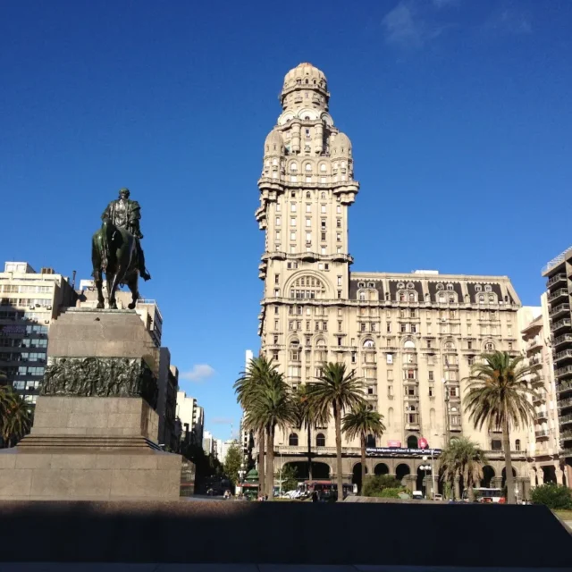 Plaza Independencia, primeira parada do roteiro de Montevideo em um dia, com a estatua de Artigas e o Palacio Salvo