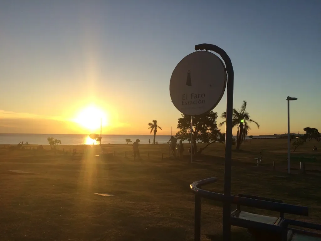 Rambla de Punta Carretas ao entardecer, com area verde a beira do mar