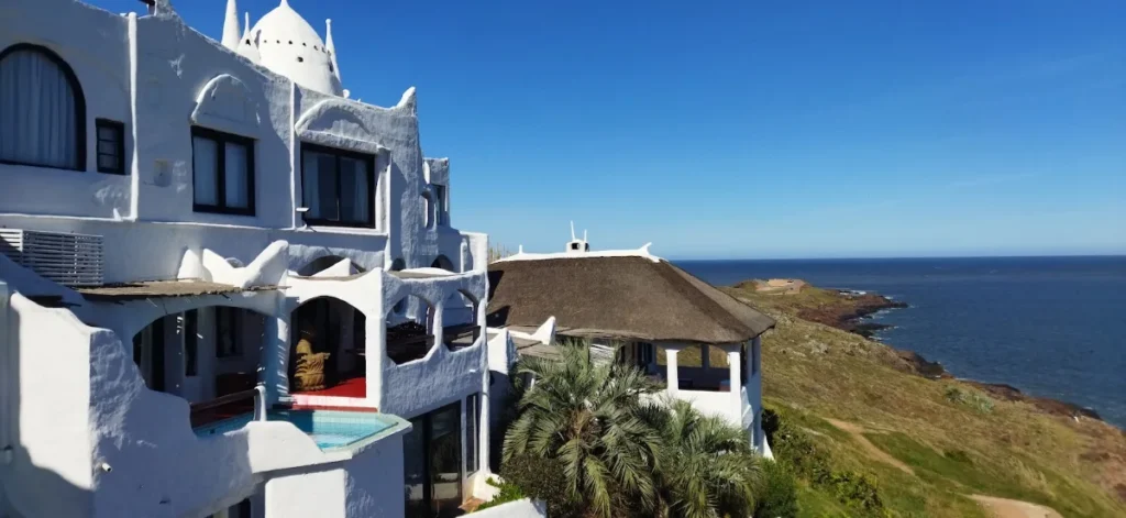 Casapueblo, em Punta Ballena, vista de fora com o mar ao fundo