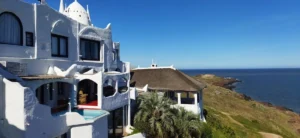 Casapueblo, em Punta Ballena, vista de fora com o mar ao fundo