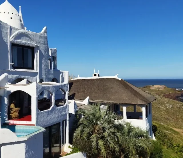 Casapueblo, em Punta Ballena, vista de fora com o mar ao fundo