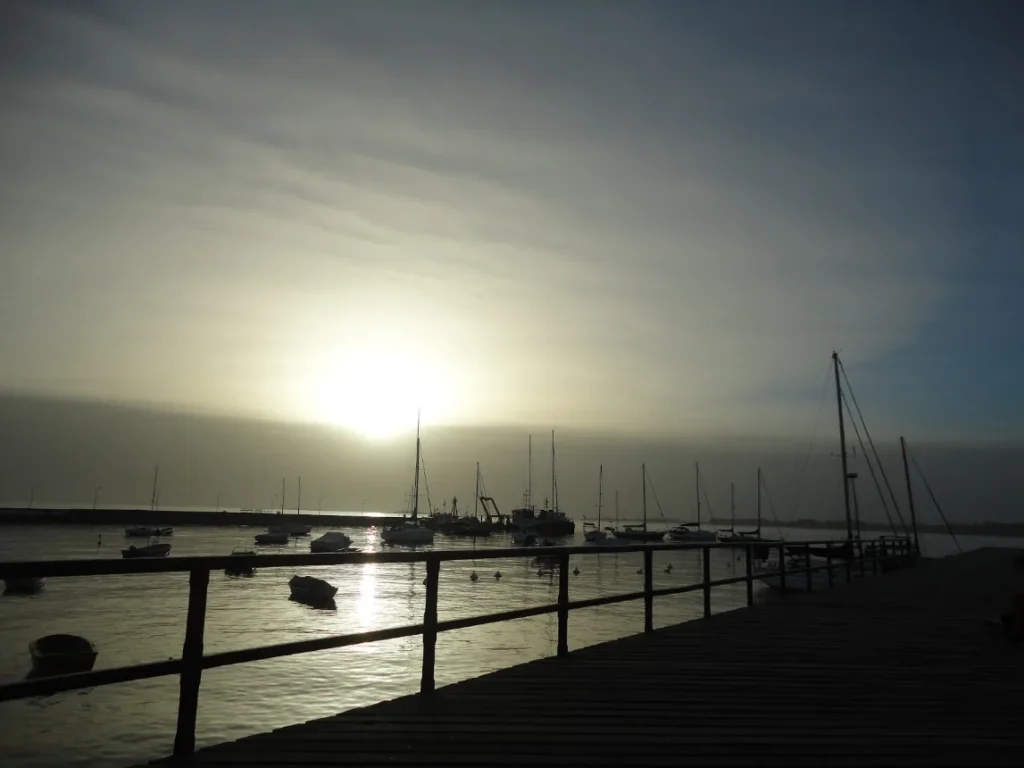 Pôr do sol visto do píer do Porto de Yates, em Colonia del Sacramento