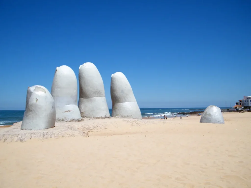Escultura dos dedos na praia de Punta del Este, cartao postal do Uruguai
