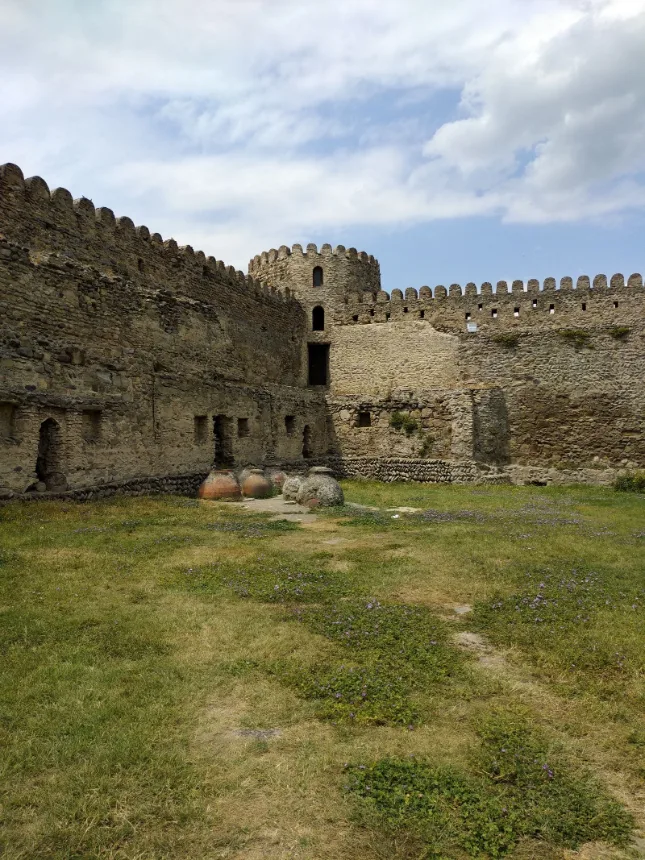 Muralha de pedra com ameias de uma antiga fortificação