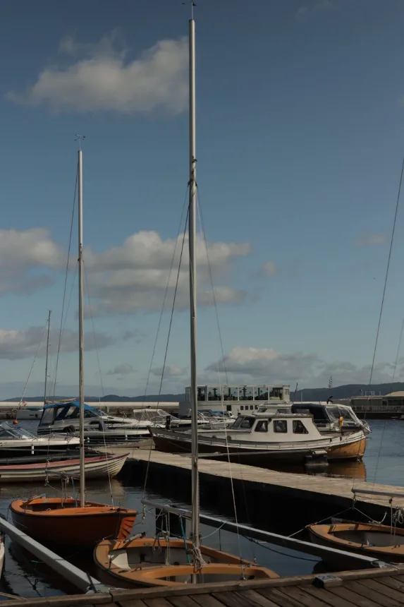 Píer de madeira com barcos ancorados ao lado