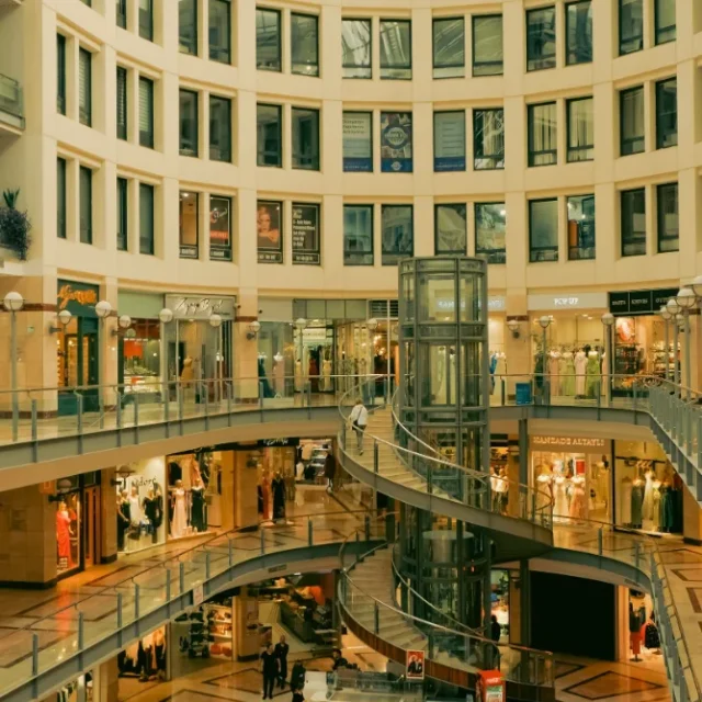 Atrio de um shopping center com varandas e lojas distribuidas nos andares