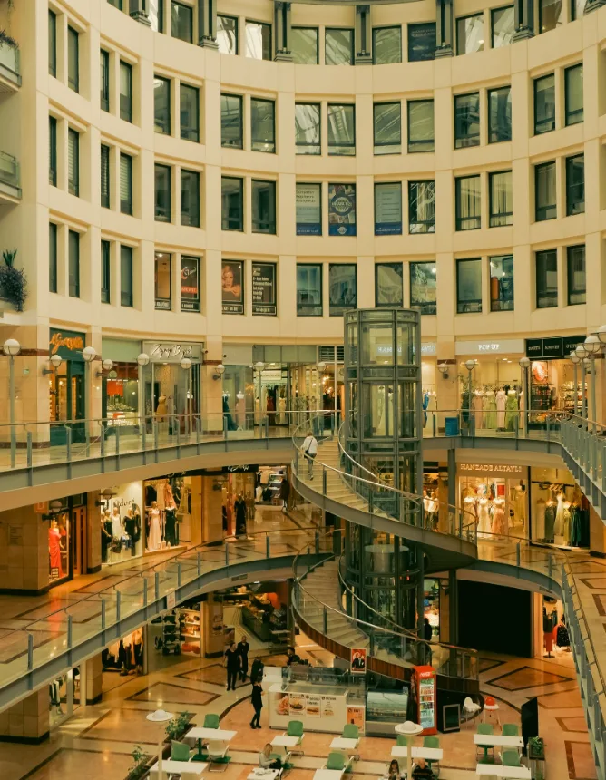 Atrio de um shopping center com varandas e lojas distribuidas nos andares