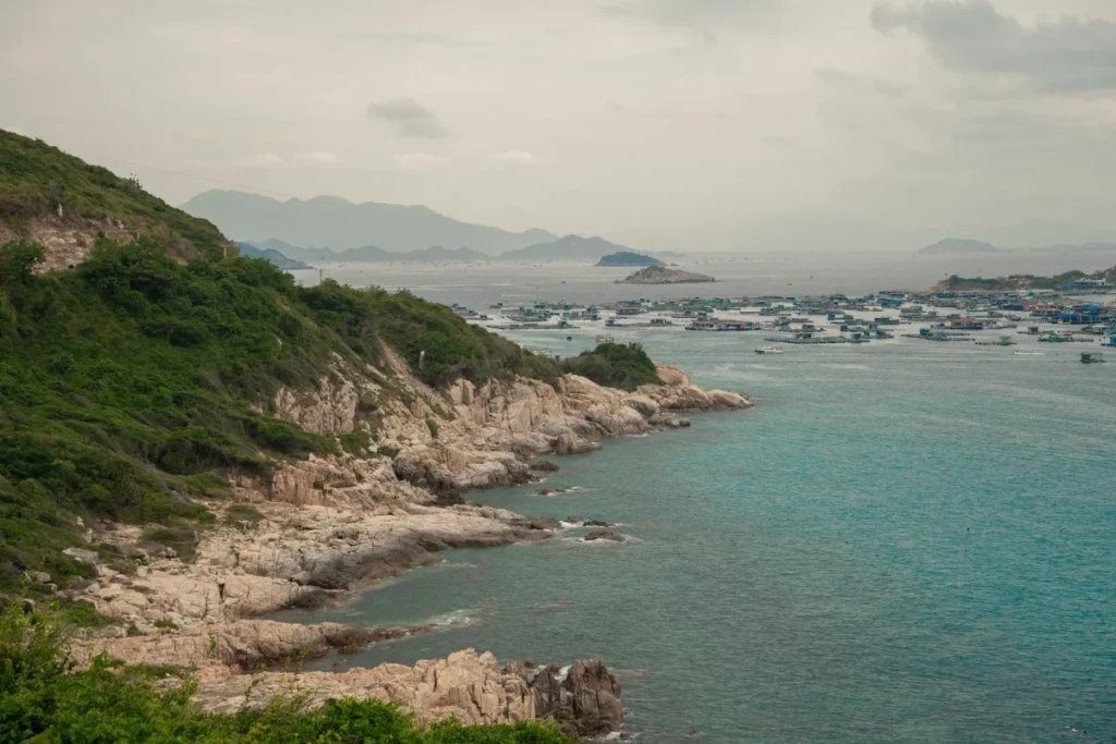 Costa rochosa e mar agitado da praia brava de Punta Colorada
