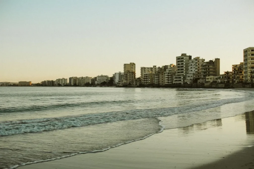 Praia urbana com a fileira de prédios da orla ao fundo