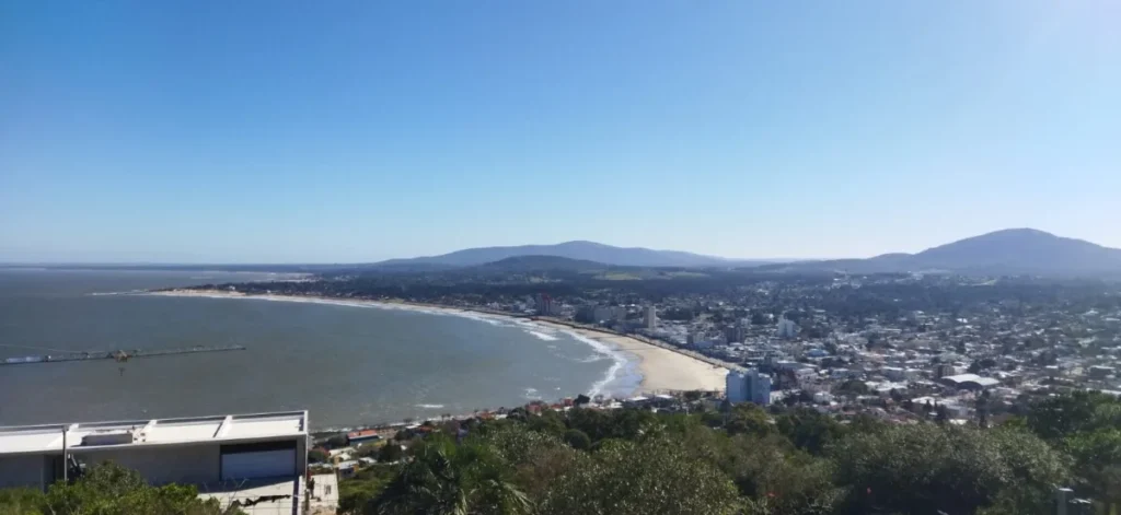 Vista do alto da baía de Piriápolis com a orla e o cerro ao fundo