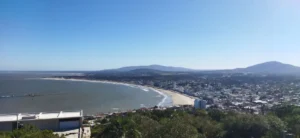 Vista do alto da baía de Piriápolis com a orla e o cerro ao fundo