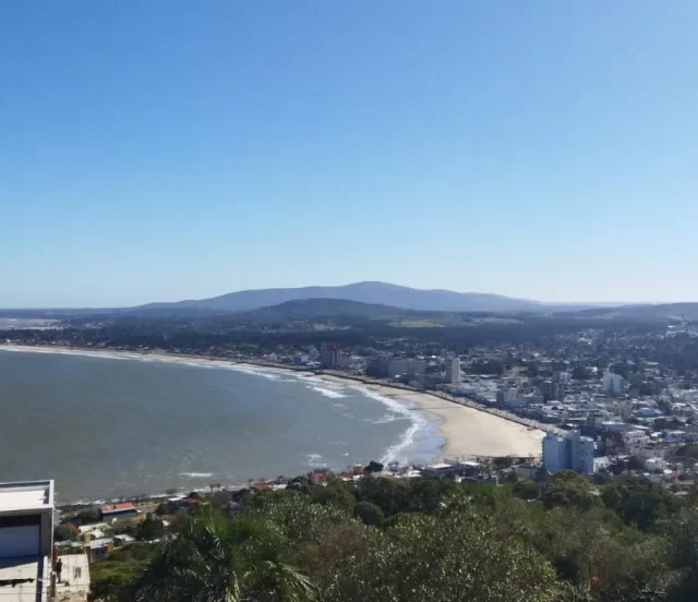 Vista do alto da baía de Piriápolis com a orla e o cerro ao fundo