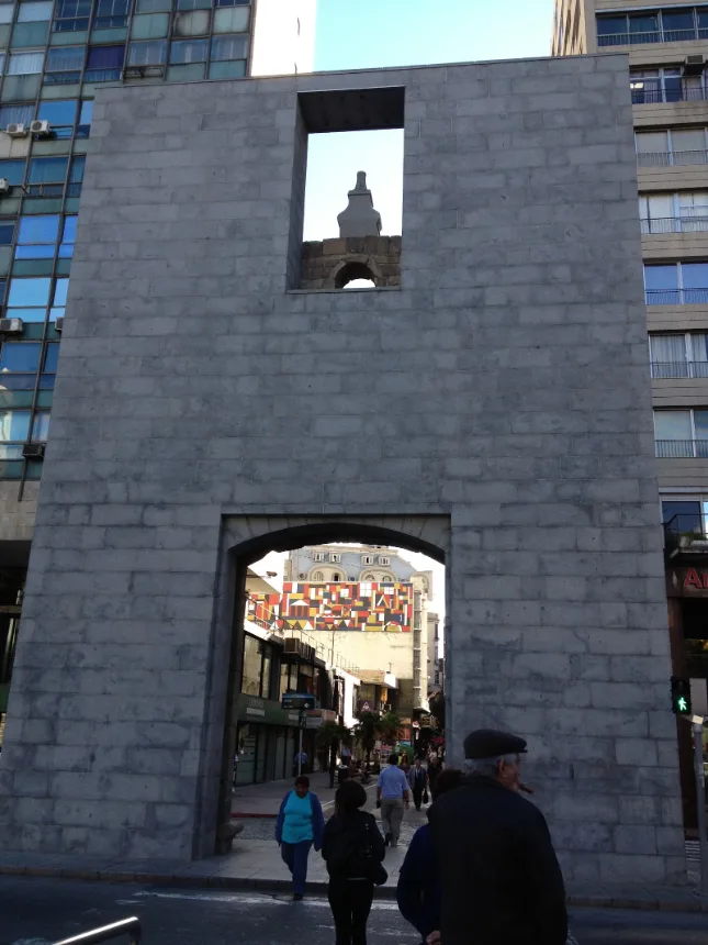 Arco de pedra da Puerta de la Ciudadela emoldurando a rua de pedestres da Ciudad Vieja