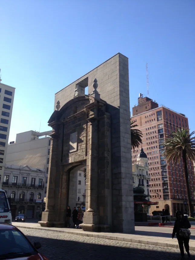 Puerta de la Ciudadela, portal de entrada da Ciudad Vieja no roteiro a pe por Montevideo