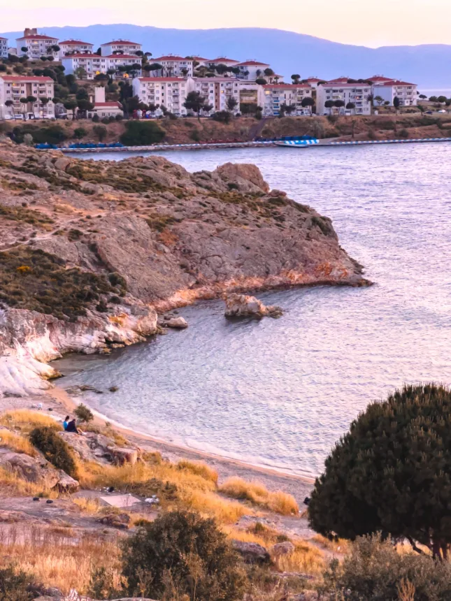 Ponta rochosa de Punta Colorada com pequena praia ao entardecer