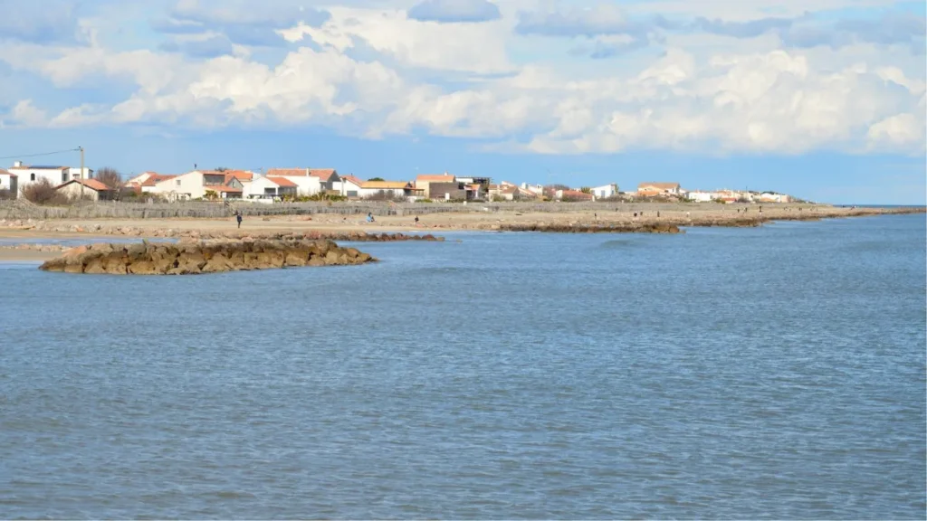 Vila costeira de Punta Colorada, no Uruguai, com casas baixas e brancas perto do mar