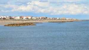 Vila costeira de Punta Colorada, no Uruguai, com casas baixas e brancas perto do mar