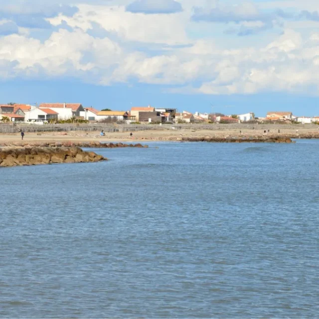 Vila costeira de Punta Colorada, no Uruguai, com casas baixas e brancas perto do mar