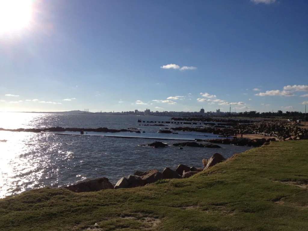 Costa rochosa da Rambla de Montevideo com o skyline da cidade ao fundo