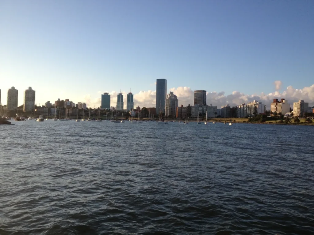 Prédios à beira da Rambla de Montevideo vistos a partir da água