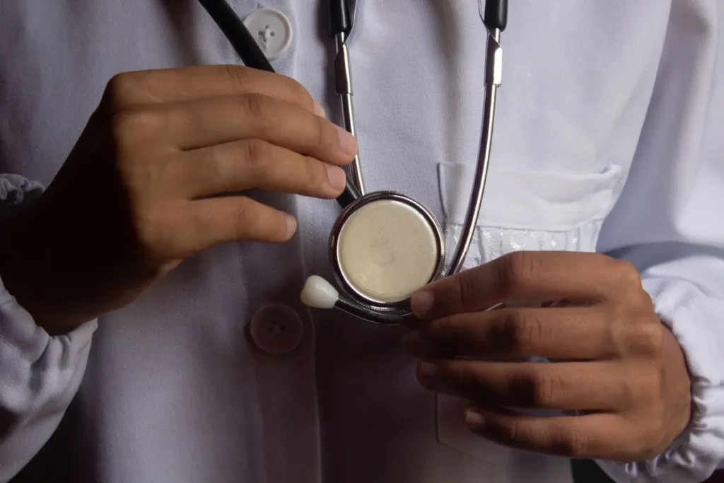 Medico segurando um estetoscopio