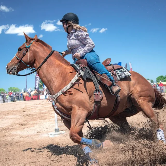 Peao montando um cavalo em prova de jineteada, tradicao da Semana Criolla