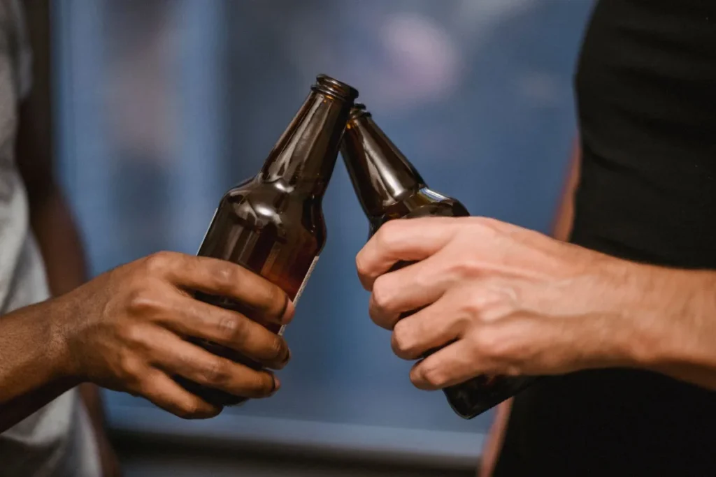 Duas garrafas de cerveja em brinde durante uma comemoracao