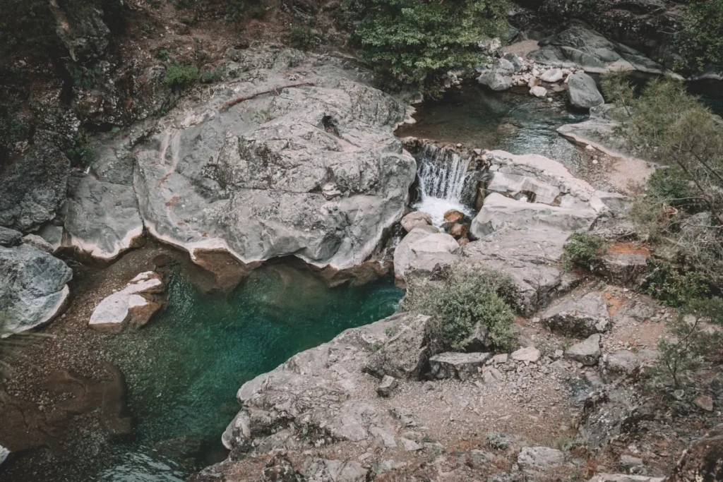 Piscinas naturais formadas entre lajes de pedra ao longo do curso d água