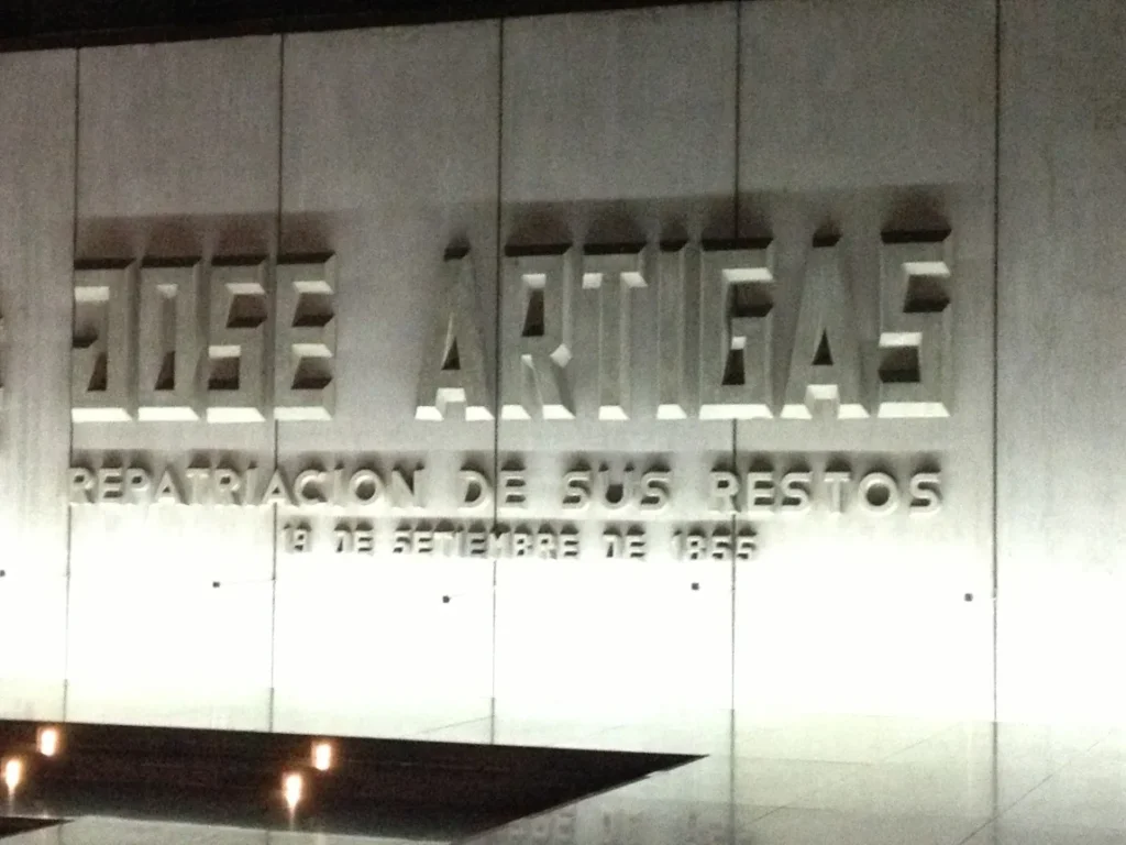 Inscricao em letras metalicas na parede do mausoleu com o nome de Jose Artigas