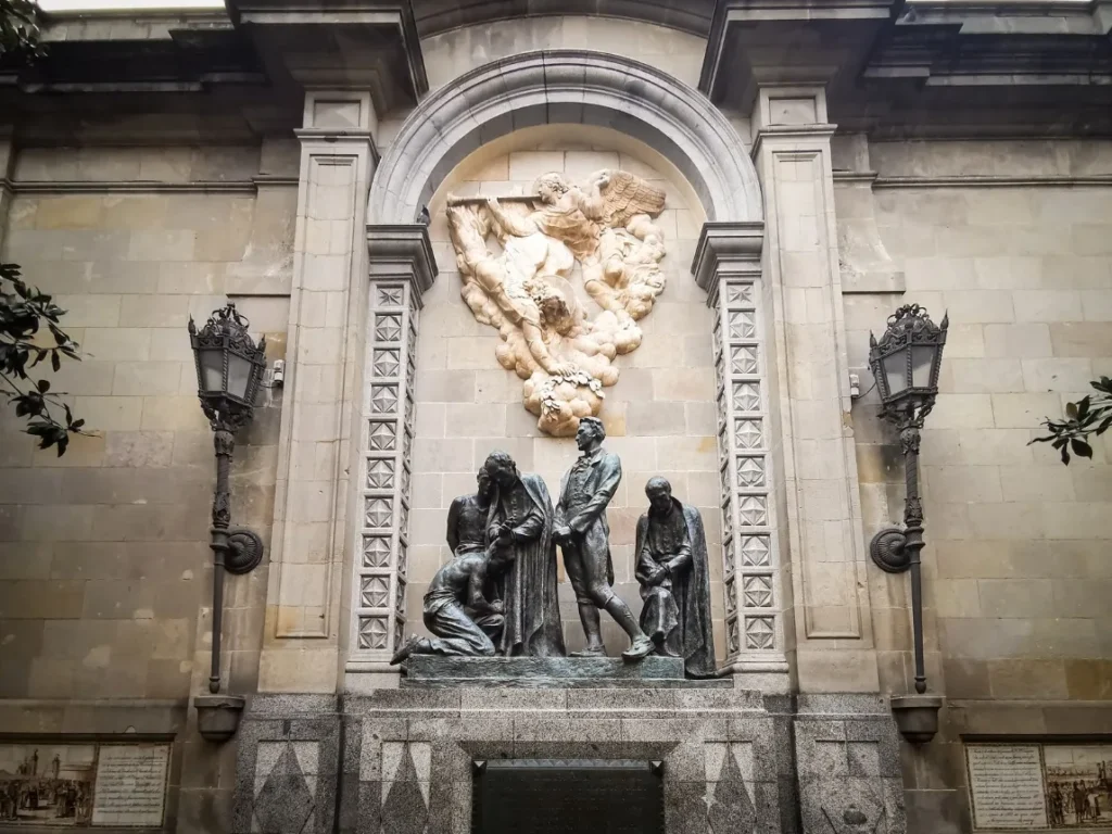 Relevo escultorico em pedra na fachada de um edificio historico