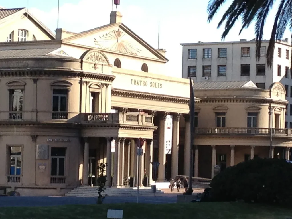 Fachada neoclassica do Teatro Solis, em Montevideo, vista da praca em frente