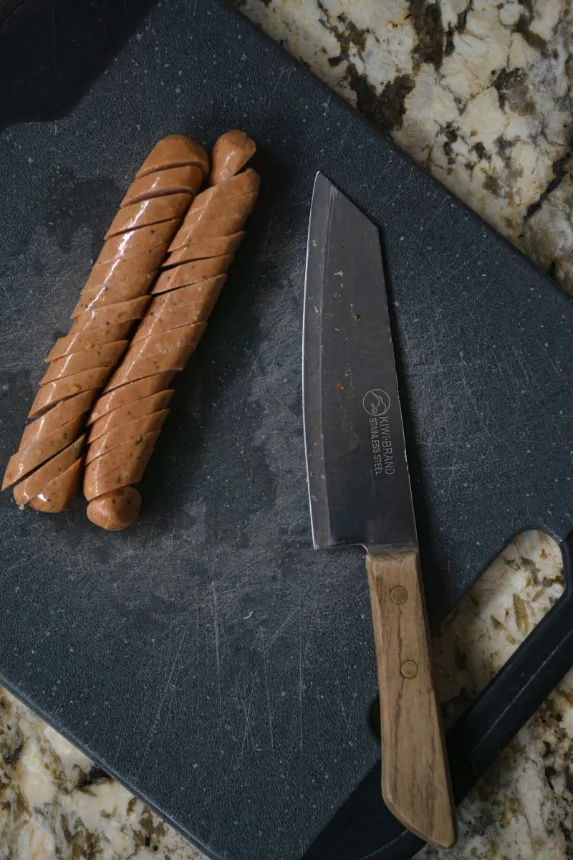 Salsichas sobre tabua escura, base dos diferentes tipos de pancho uruguaio