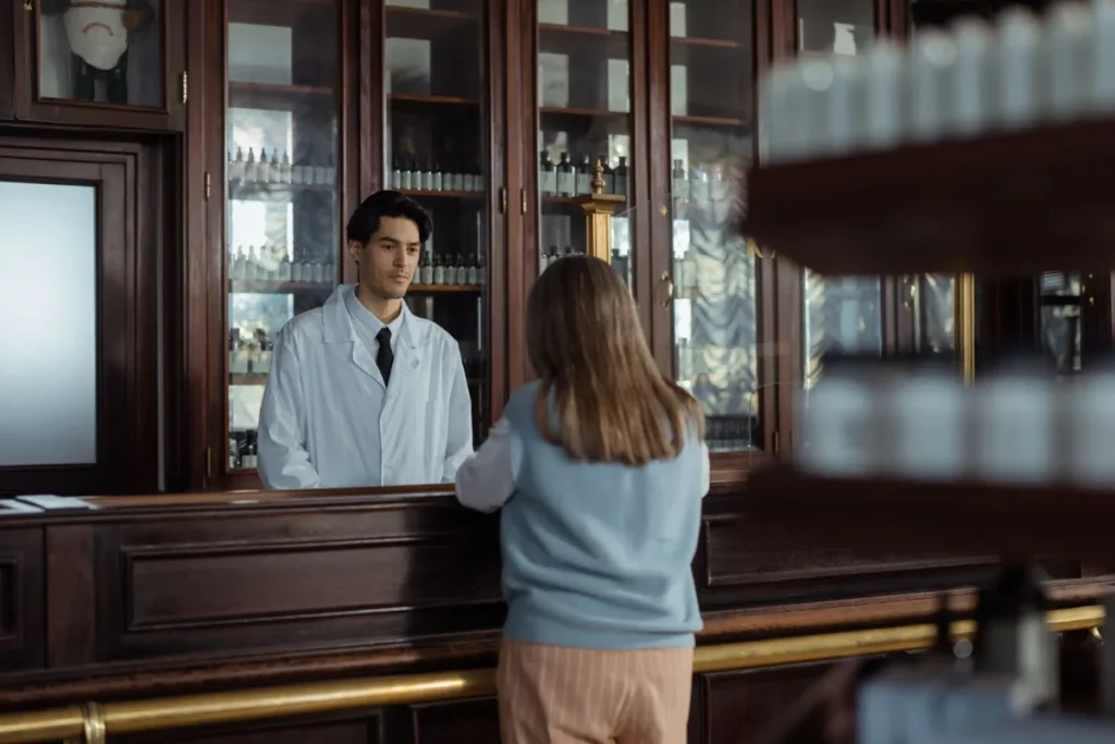Atendente e cliente no balcao de uma farmacia