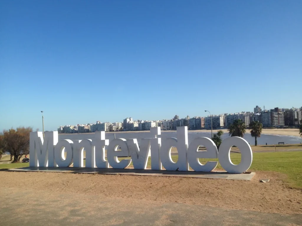 Letreiro de Montevideo na orla, ponto de foto dos turistas que visitam o Uruguai