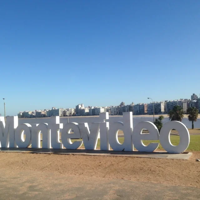 Letreiro de Montevideo na orla, ponto de foto dos turistas que visitam o Uruguai