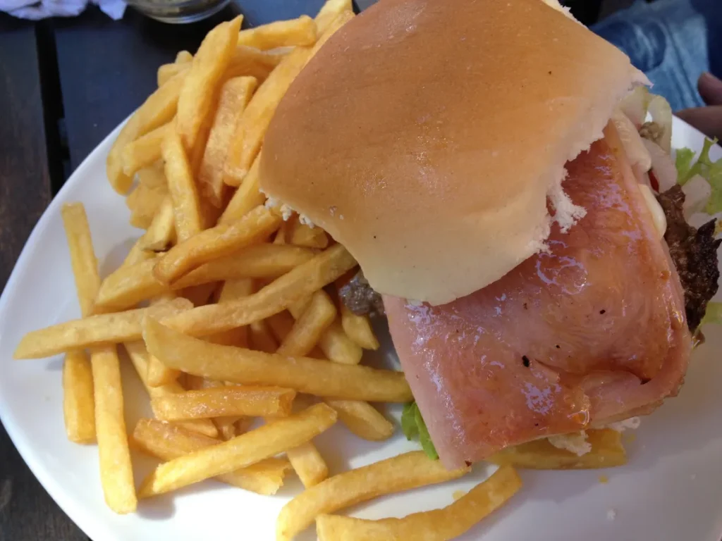 Chivito fechado no pao acompanhado de uma porcao generosa de batatas fritas