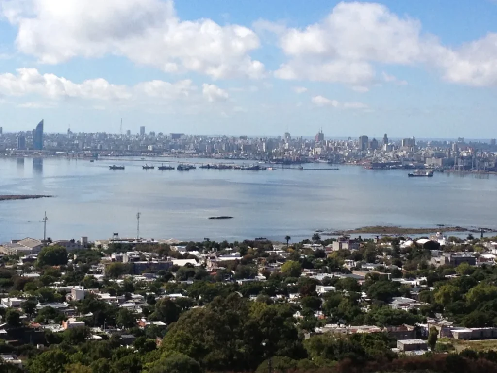 Vista panorâmica da baía e do skyline de Montevideo a partir do Cerro