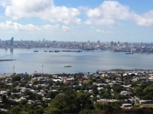 Vista panorâmica da baía e do skyline de Montevideo a partir do Cerro
