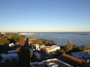 Vista do alto do Farol de Colonia sobre os telhados e o Rio da Prata