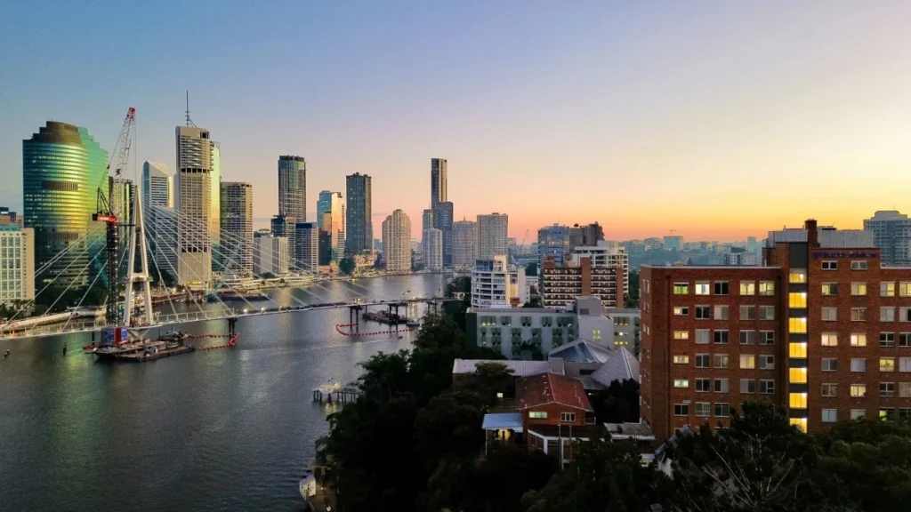 Vista panoramica de uma cidade a partir de um ponto alto, com o casario ao longe