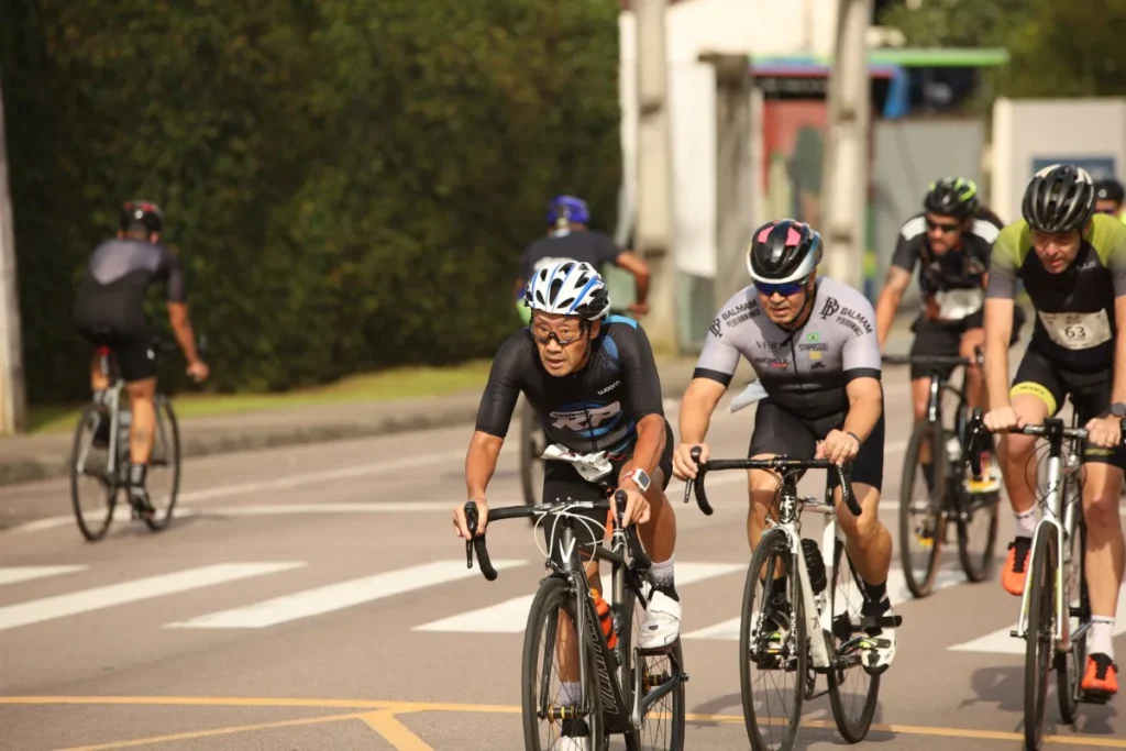 Pelotao de ciclistas disputando uma prova de estrada
