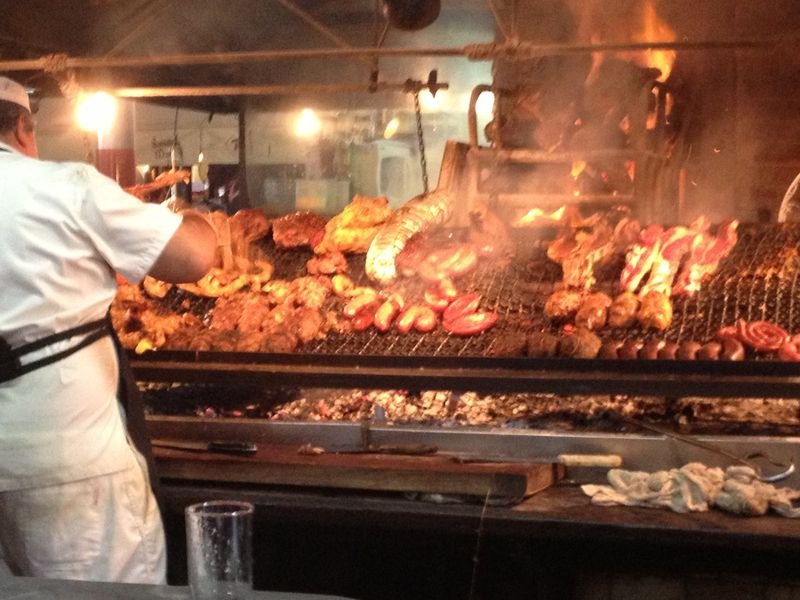 Parrilla acesa no Mercado del Puerto, em Montevideo