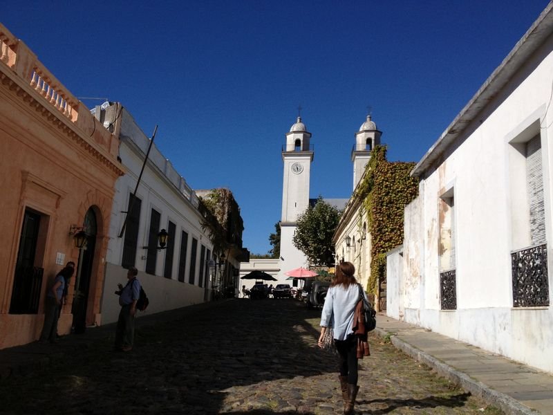 Rua de pedra e Basílica em Colonia del Sacramento