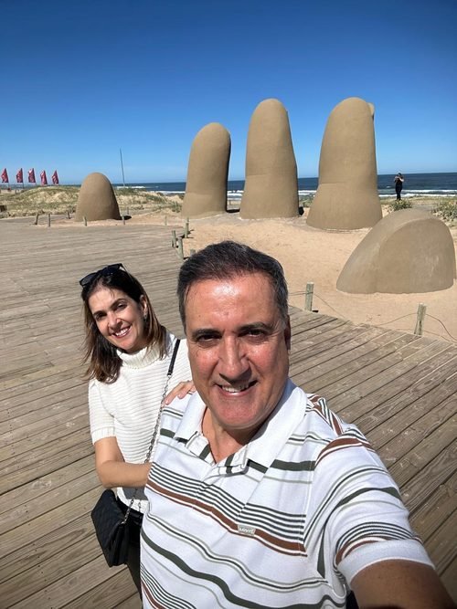 Ana Beatriz e Angelo Afonso na escultura La Mano, em Punta del Este