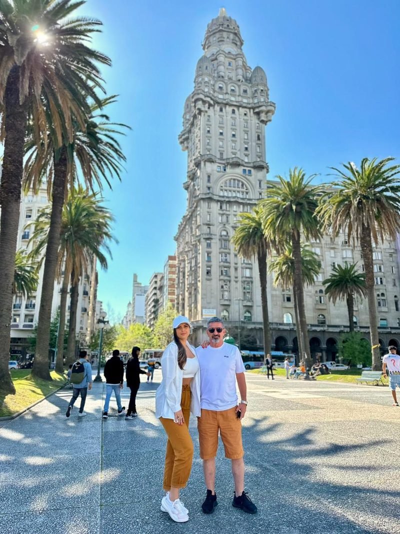 Clientes em frente ao Palacio Salvo, em Montevideo
