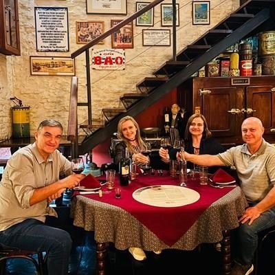Clientes num restaurante histórico de Montevideo