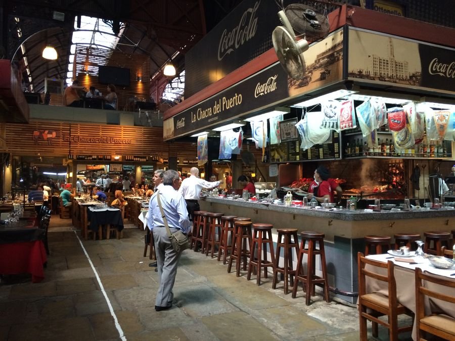 Balcão de uma parrilla tradicional em Montevideo